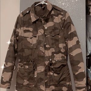 Camo army jacket with pockets.